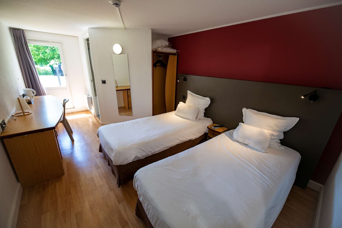 Standard Room, 2 Twin Beds | Desk, soundproofing, iron/ironing board, free WiFi