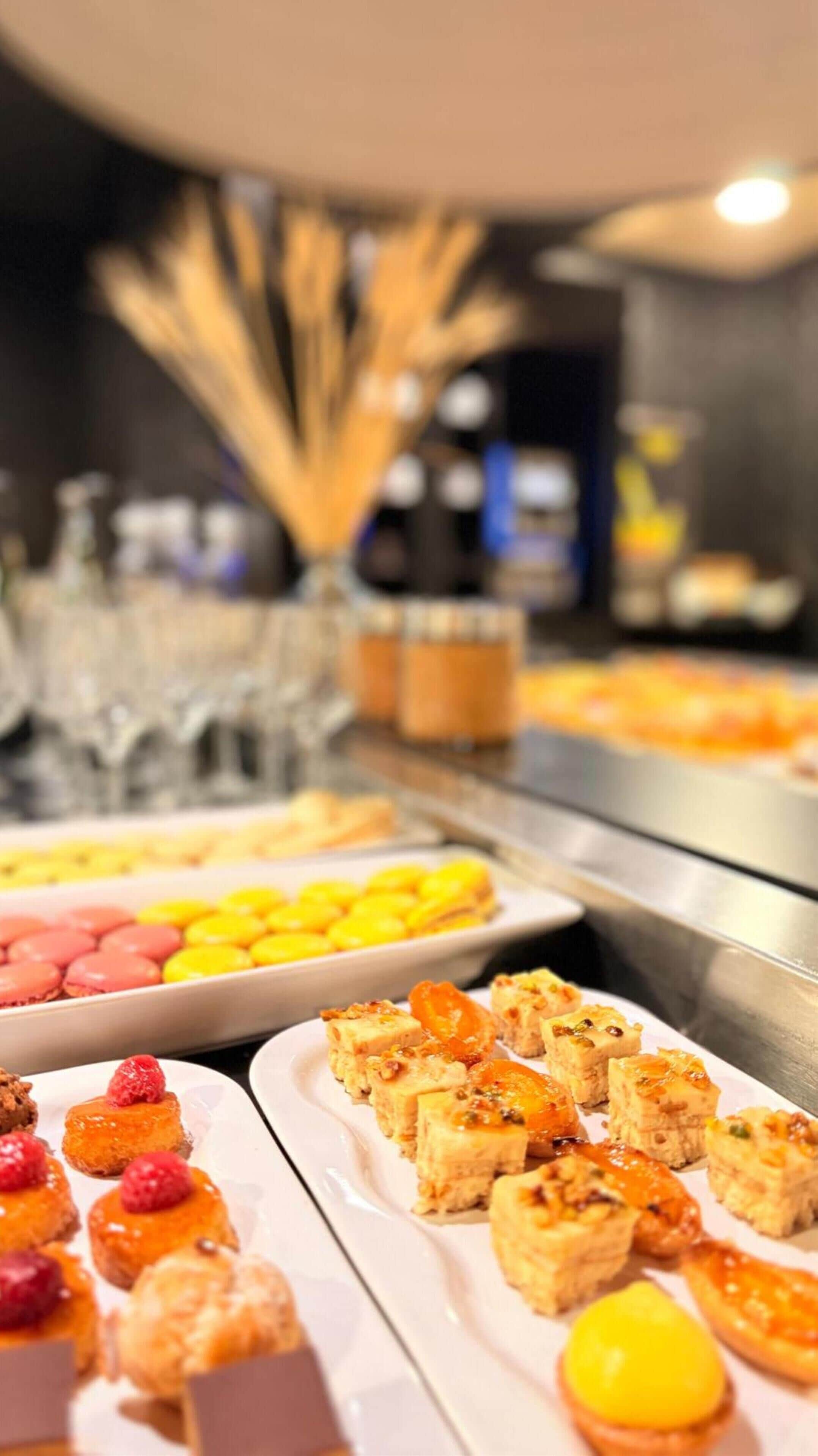 Een buffet met diverse desserts en drankjes.