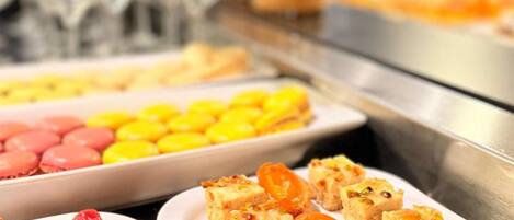 Een buffet met diverse desserts en drankjes.