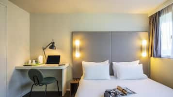 スタンダード ルーム ダブルベッド 1 台 | 高級寝具、デスク、遮光カーテン、防音設備