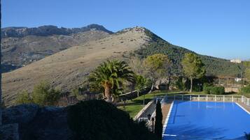 Una piscina con vista a un paisaje montañoso.