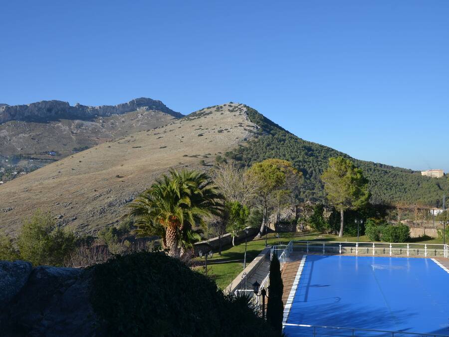 Una piscina con vista a un paisaje montañoso.
