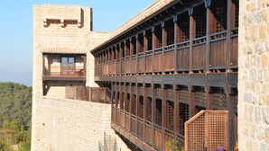 Un edificio de varios pisos con fachada de piedra y balcones de madera.