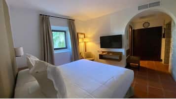 Luxe beddengoed, een minibar, een kluis op de kamer, een bureau