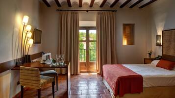 Een minibar, een kluis op de kamer, een bureau, gratis wifi