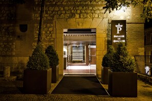 Façade de l’hébergement - soirée/nuit