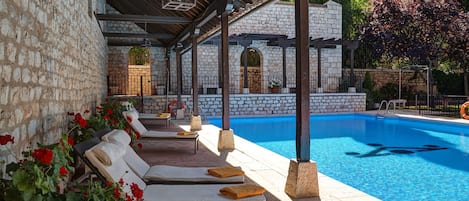 Piscina all'aperto, lettini