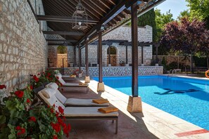 Outdoor pool, pool loungers - Parador de Chinchón (Chinchon)