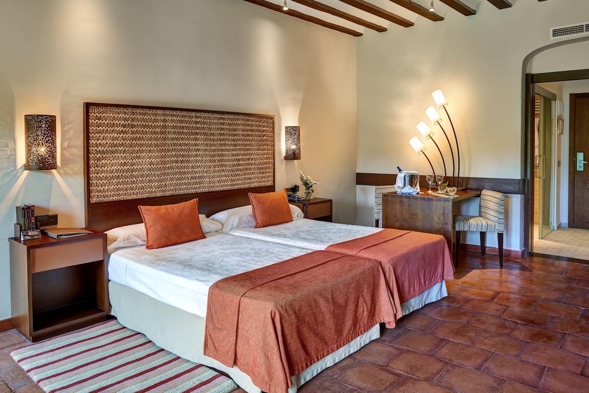 minibar, in-room safe, desk, free wifi