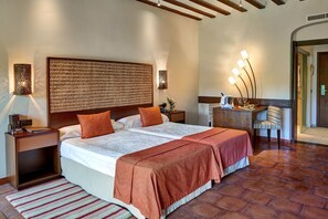 Minibar, in-room safe, desk, free WiFi - Parador de Chinchón (Chinchon)