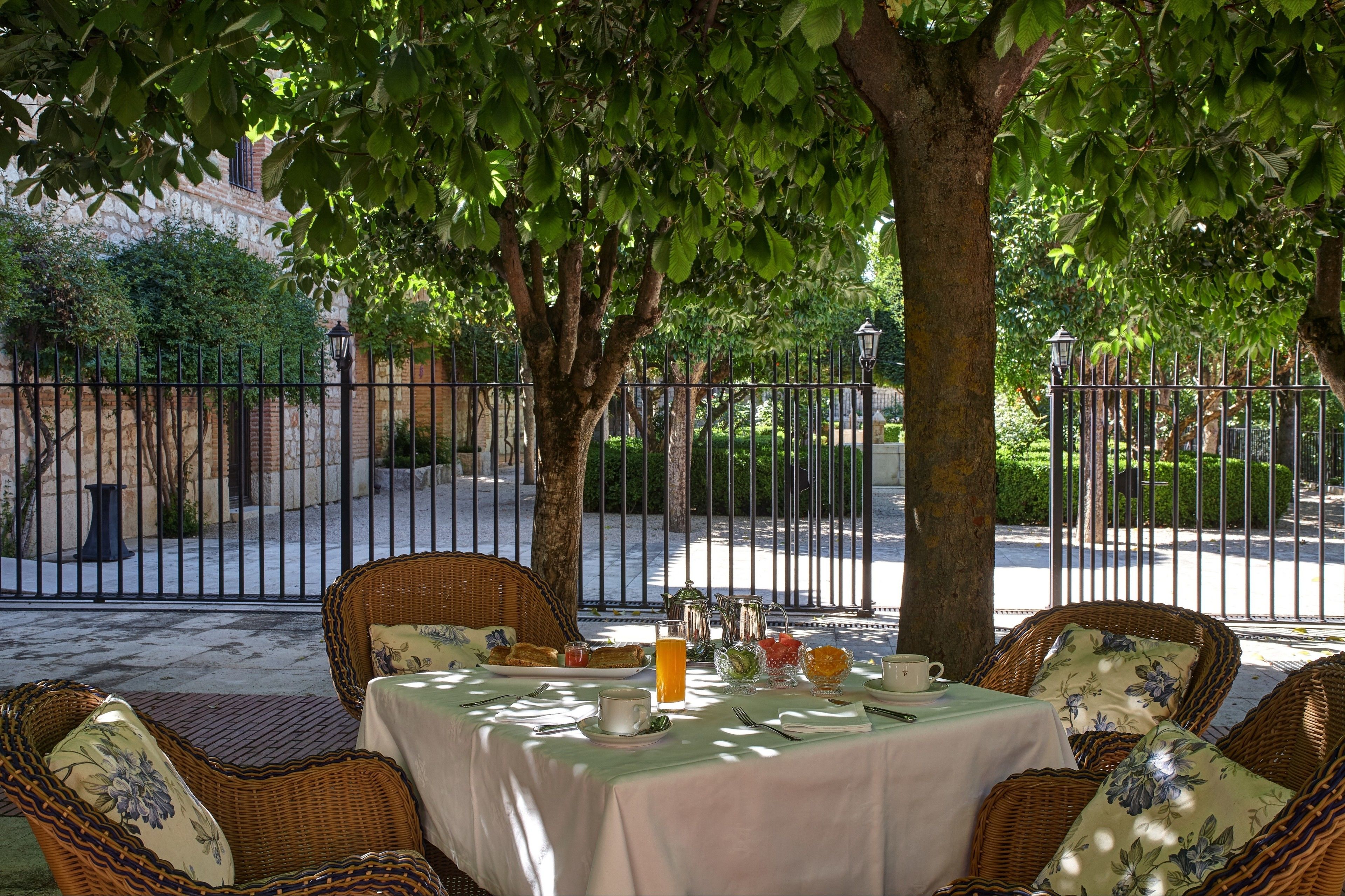 daily buffet breakfast (eur 21.00 per person)