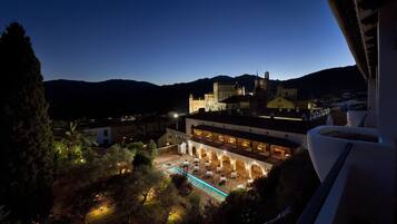 Fachada de la propiedad por la tarde o noche