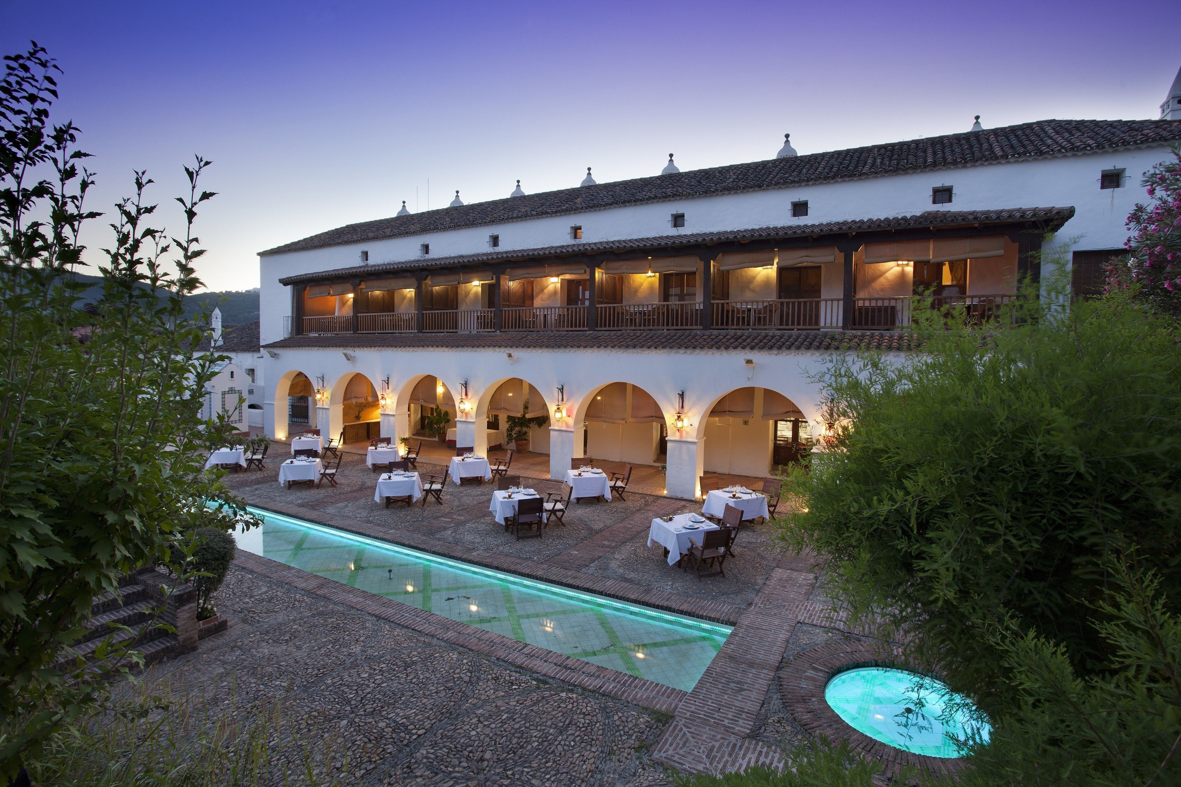 lunch and dinner served