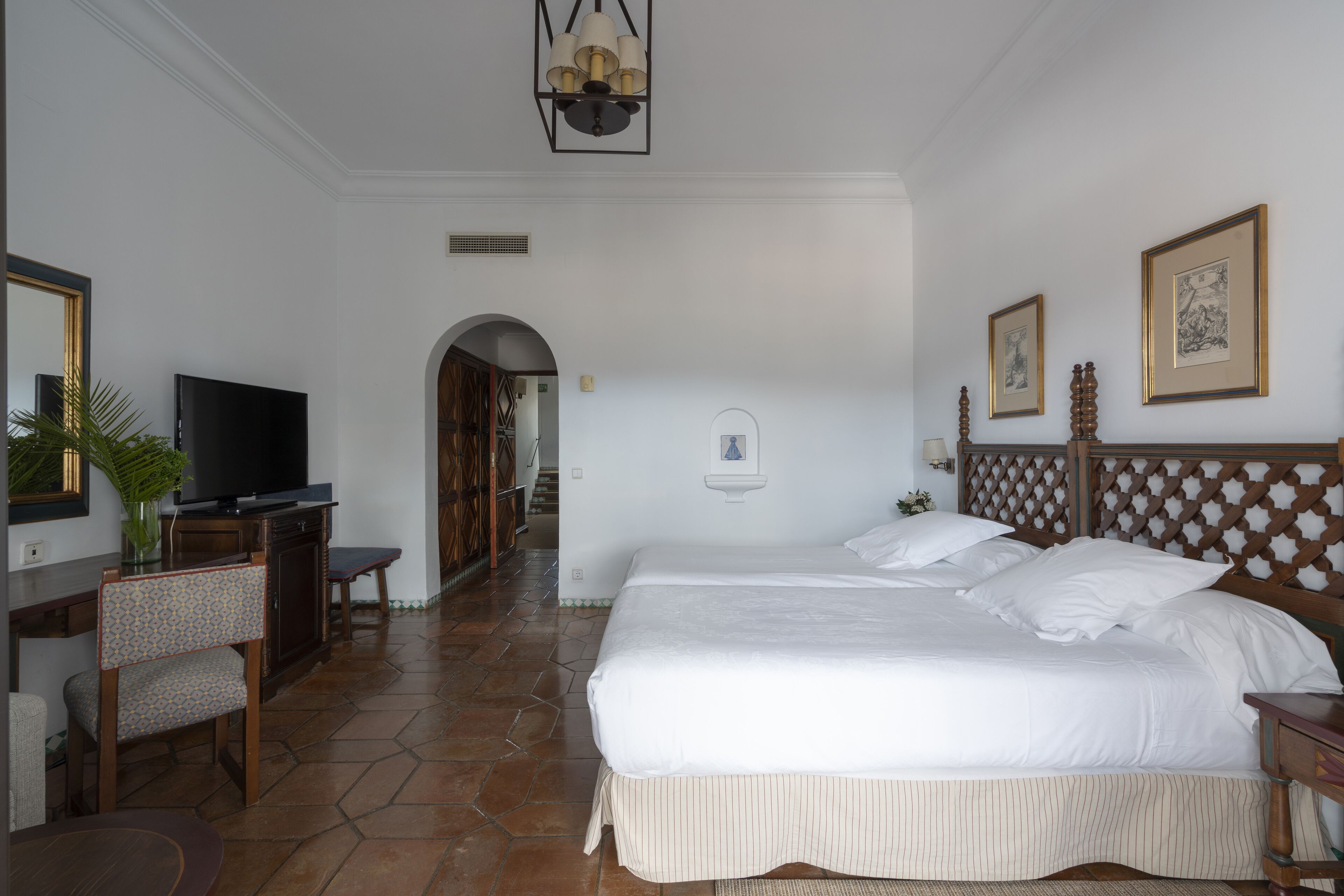 superior double or twin room | minibar, in-room safe, desk, free wifi