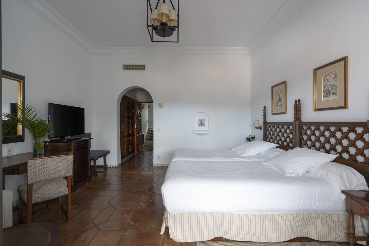 superior double or twin room | minibar, in-room safe, desk, free wifi