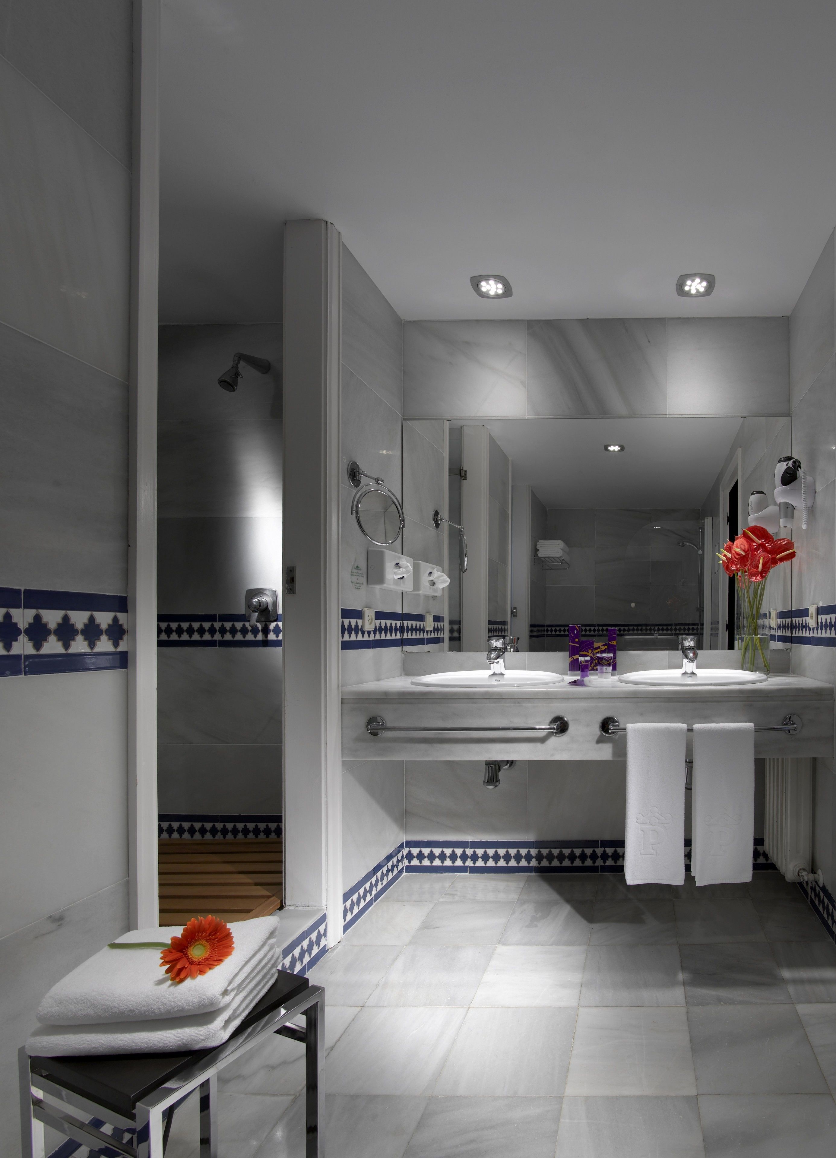 standard twin room (single use) | bathroom | combined shower/bathtub, rainfall showerhead, free toiletries