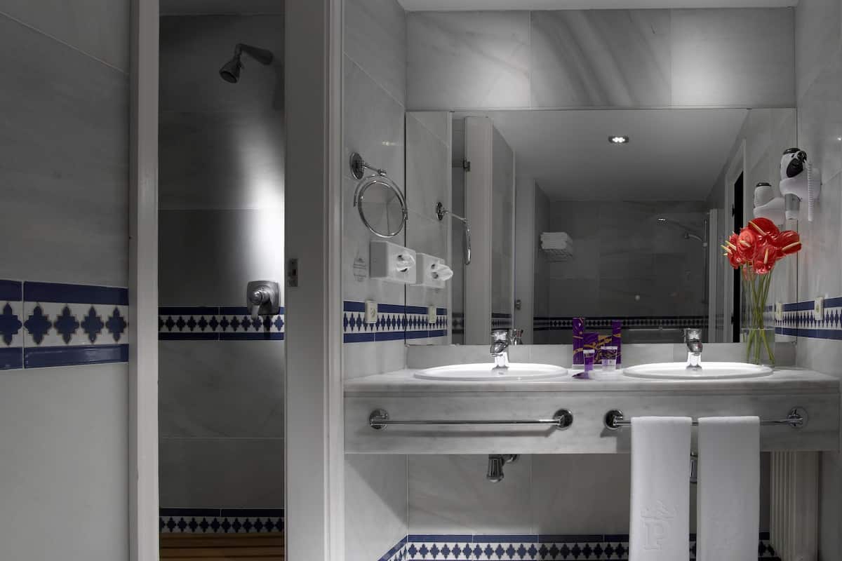 standard twin room (single use) | bathroom | combined shower/bathtub, rainfall showerhead, free toiletries