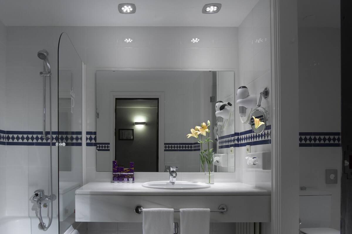 combined shower/bathtub, rainfall showerhead, free toiletries