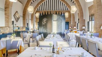 Desayuno buffet diario (EUR 20 por persona)