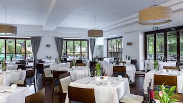 Sarapan prasmanan setiap hari (EUR 24 per orang)