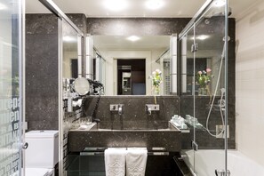 Tina de hidromasaje, amenidades de baño gratuitas, secadora de cabello 