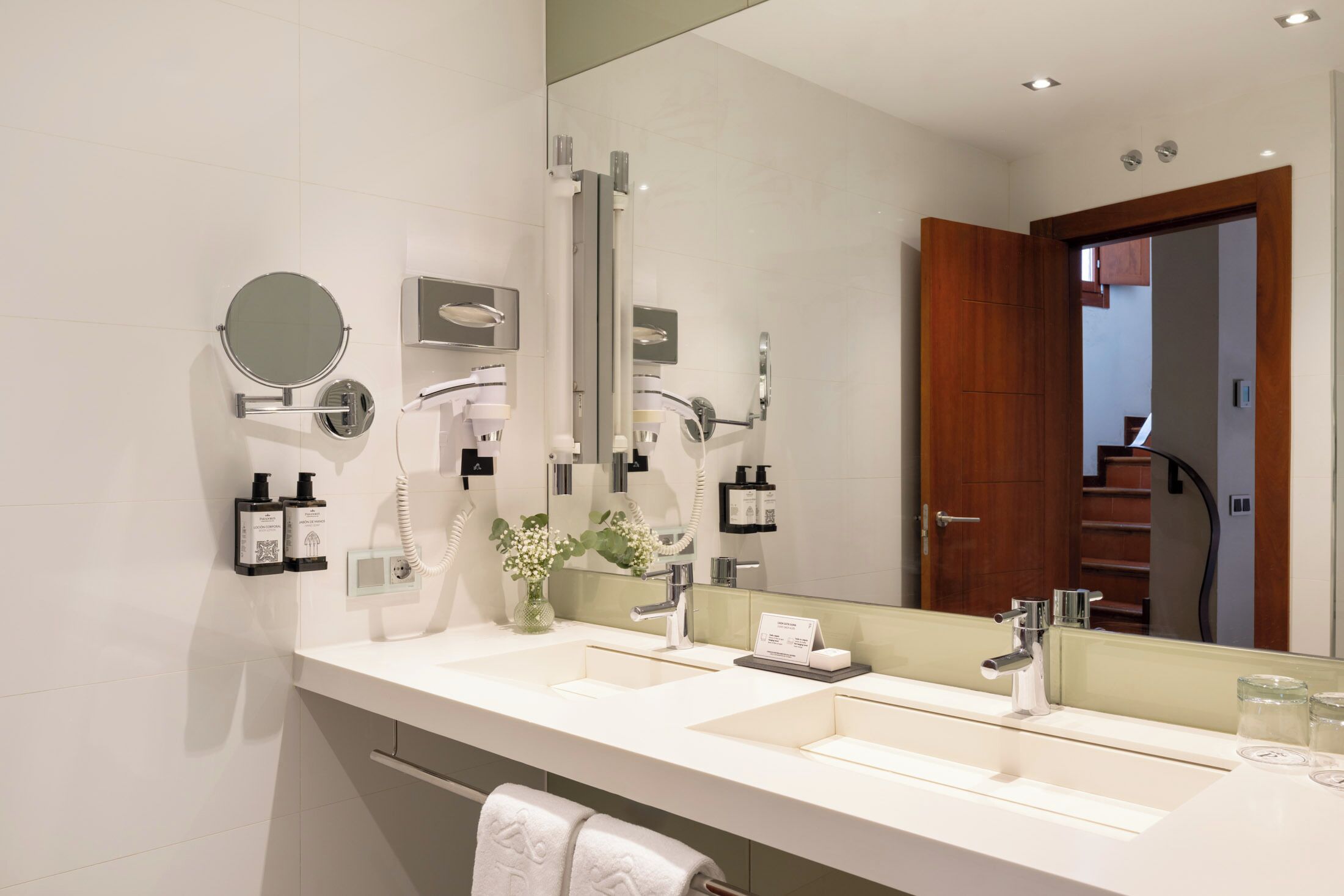 standard double room | bathroom | free toiletries, hair dryer, towels