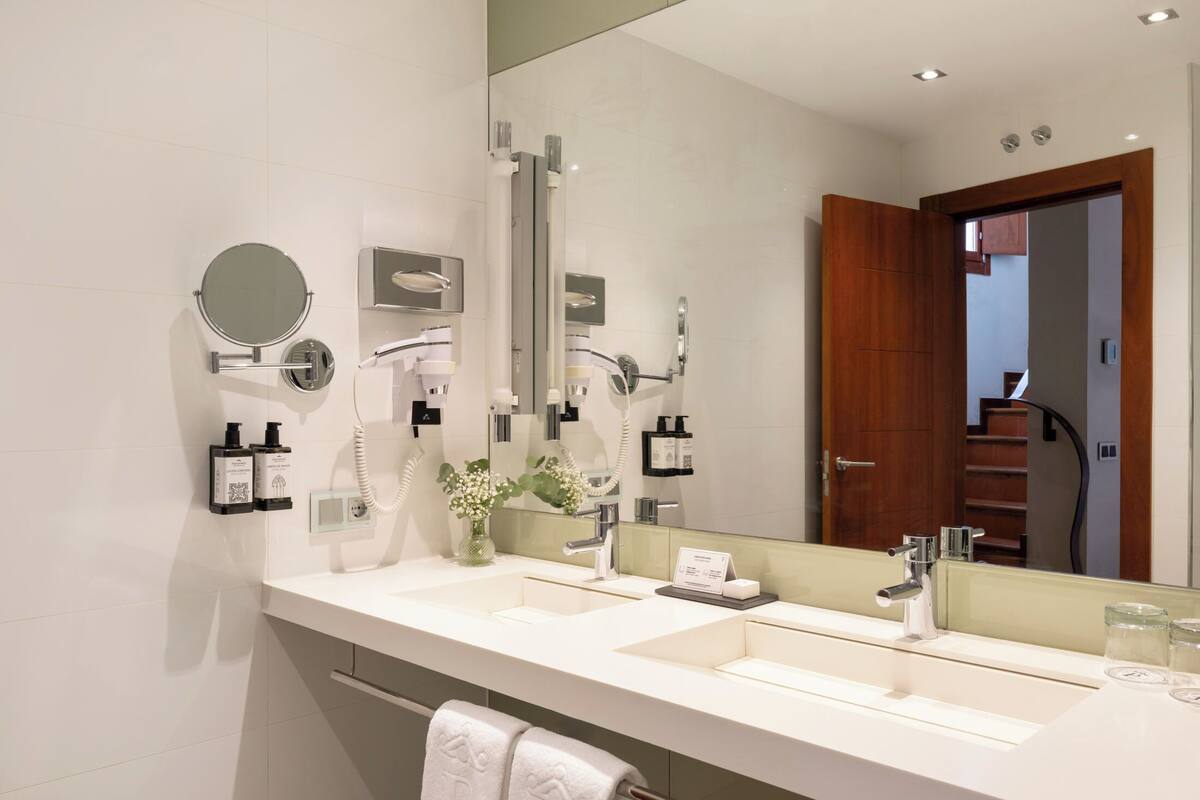 standard double room | bathroom | free toiletries, hair dryer, towels