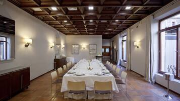 Se sirven desayunos, almuerzos y cocina regional (con vistas al jardín)