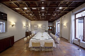 Breakfast, lunch and dinner served - Parador de Cáceres (Cáceres)