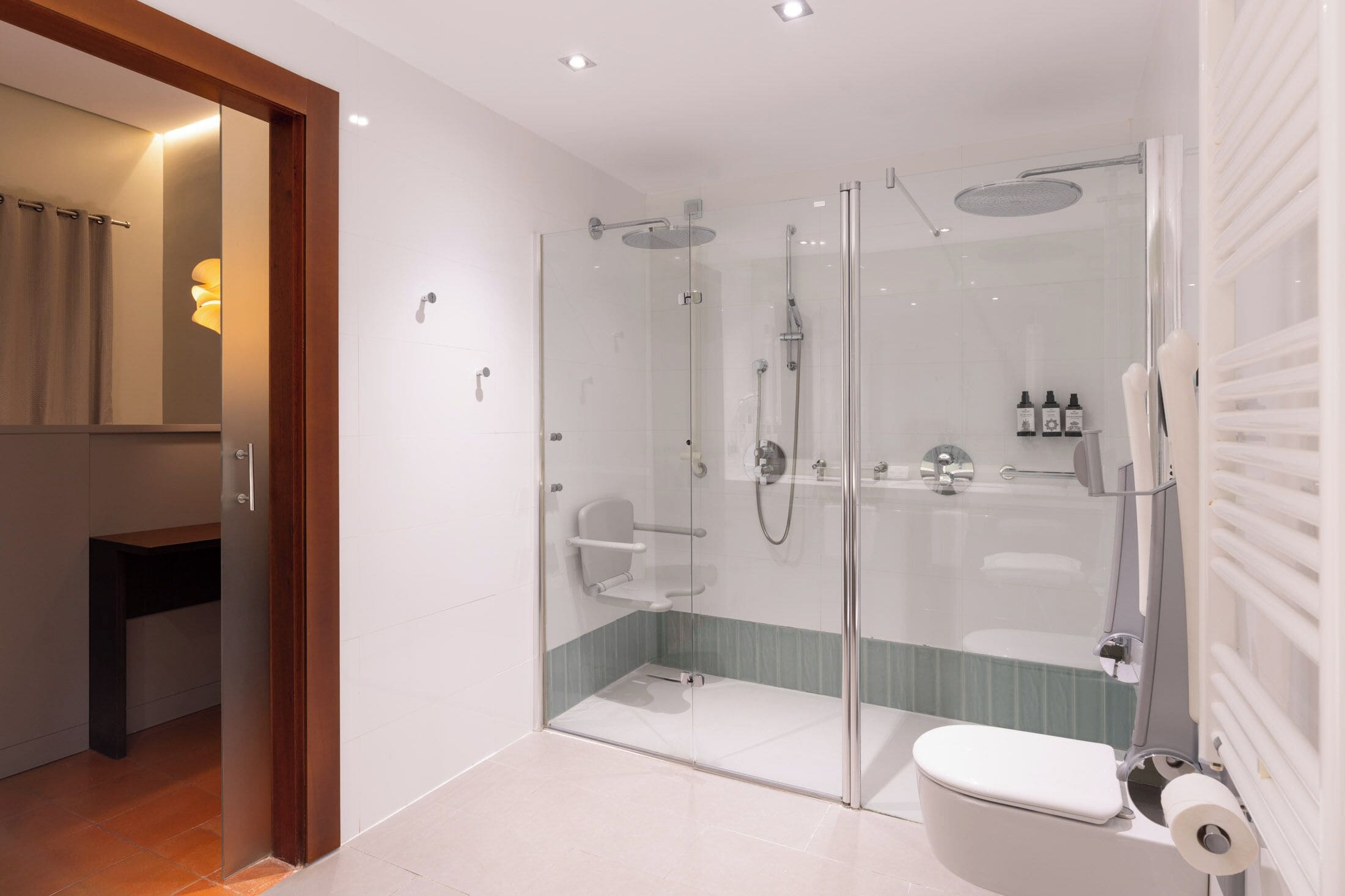 Un baño moderno con ducha de vidrio, inodoro y lavamanos.