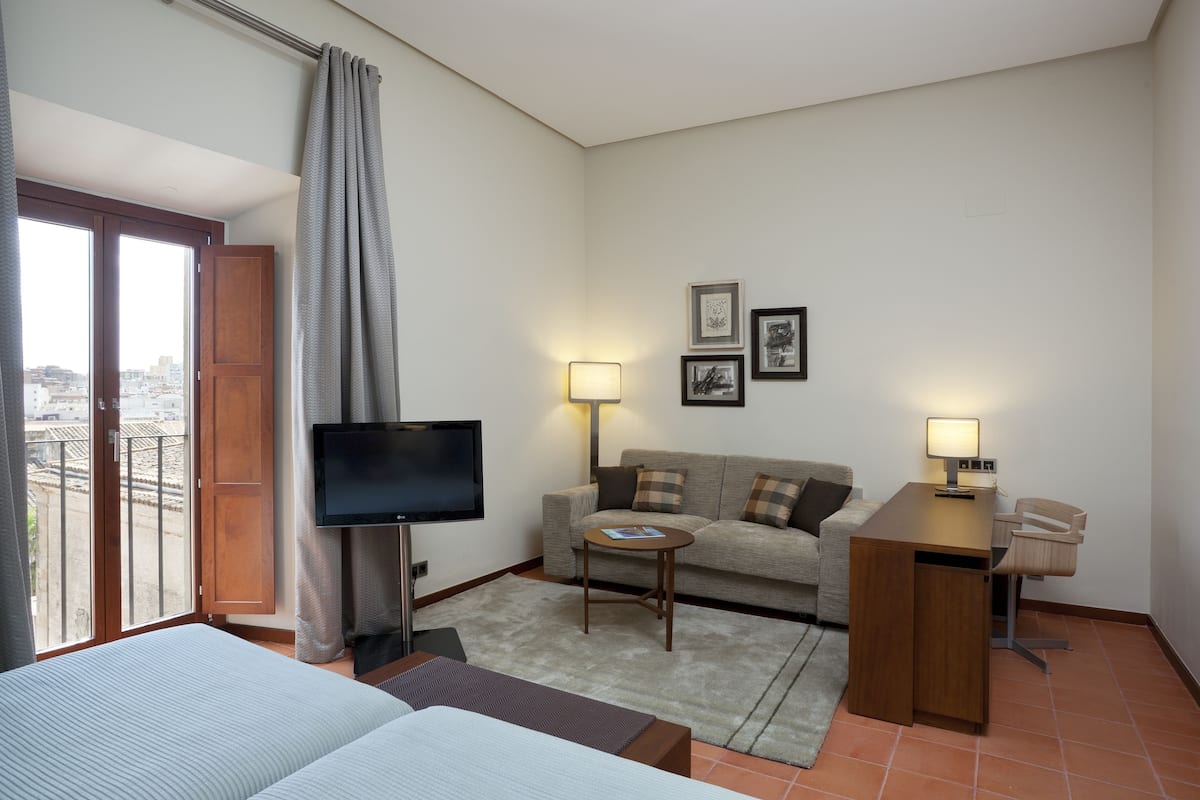 Premium bedding, minibar, in-room safe, desk
