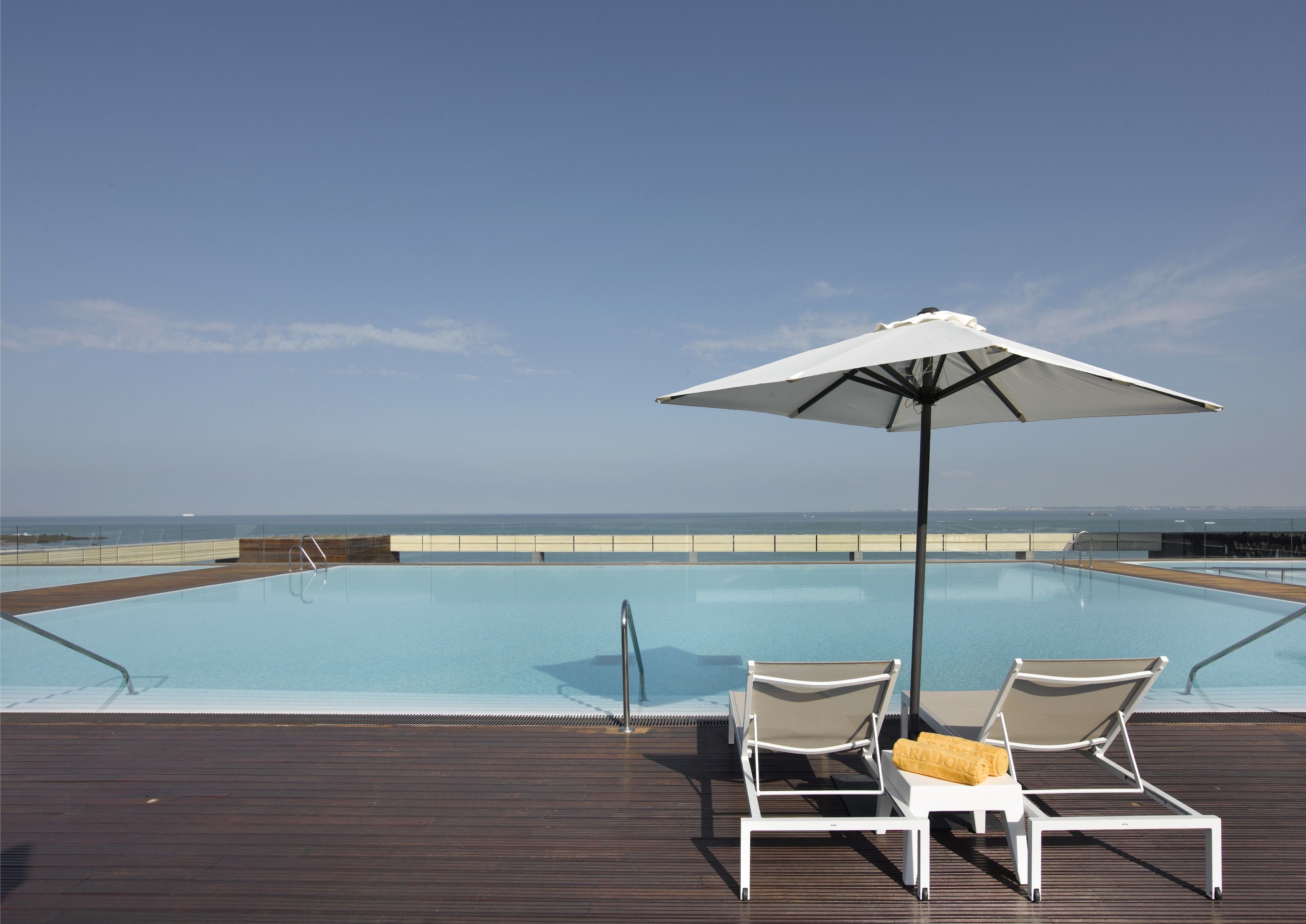 Kauden mukainen ulkouima-allas, aurinkotuoleja