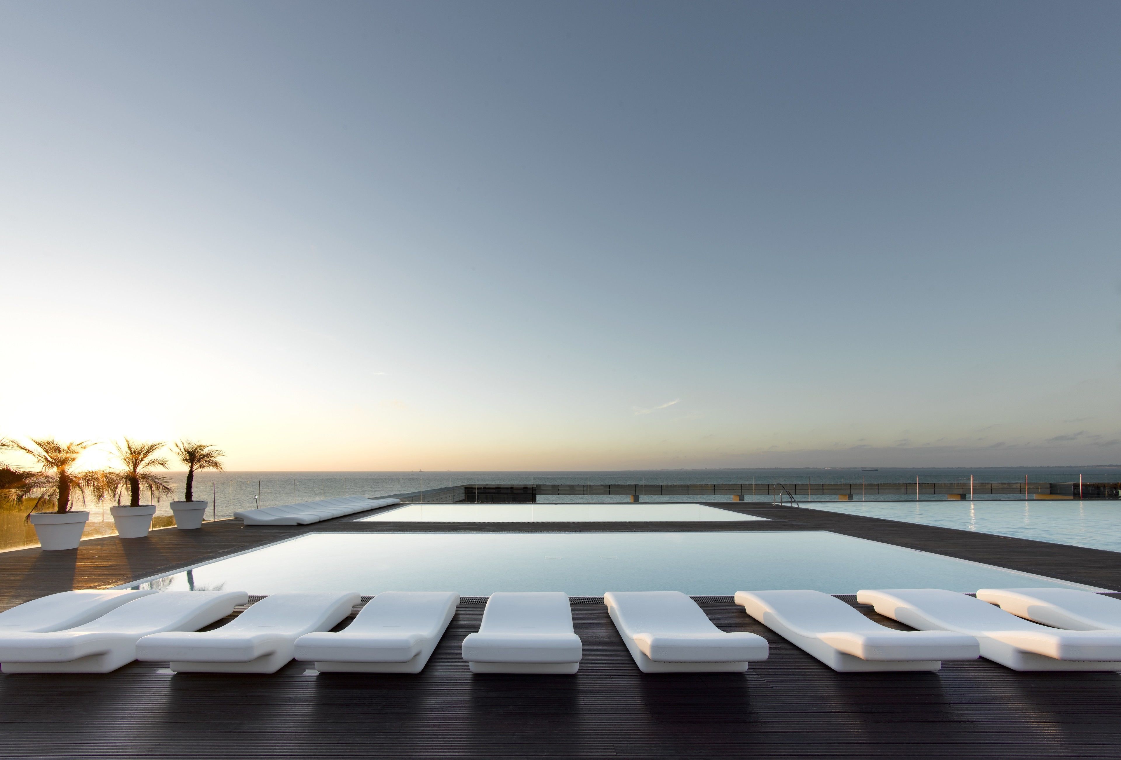 Piscine extérieure (ouverte en saison), chaises longues