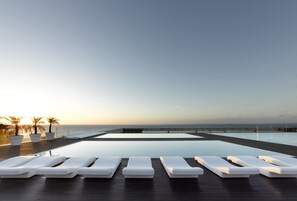 Piscina externa sazonal, espreguiçadeiras