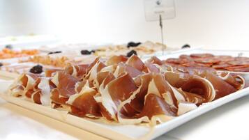 Tägliches Frühstücksbuffet (24 EUR pro Person)