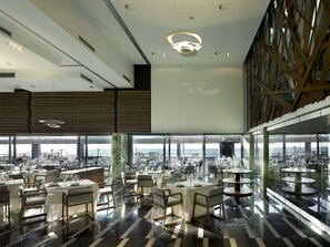 供應午餐和晚餐，地中海料理，海景