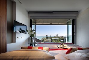 Minibar, caja de seguridad en la habitación y escritorio 