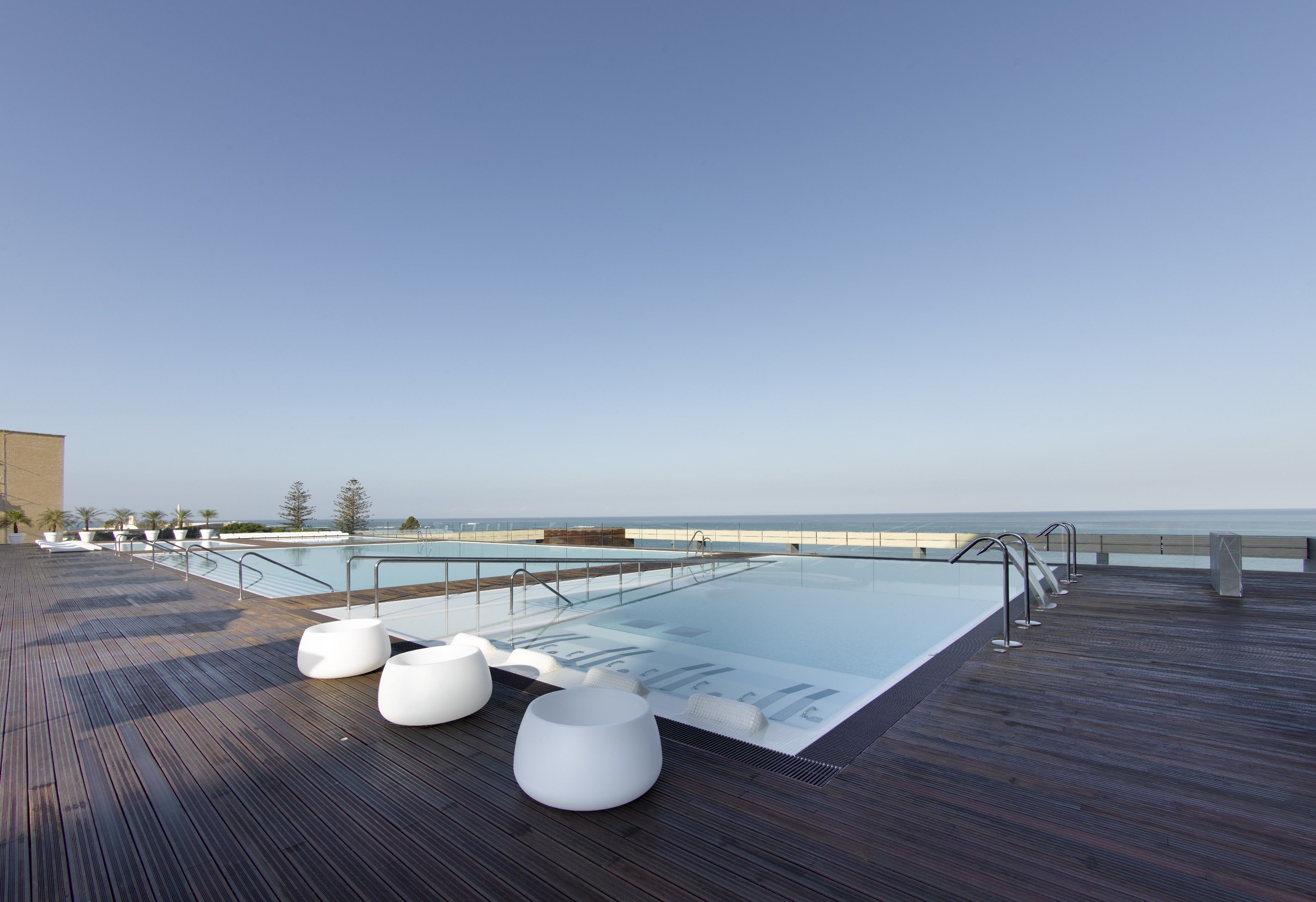 seasonal outdoor pool, pool loungers