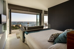 Junior Suite, Sea View | Minibar, in-room safe, desk, laptop workspace - Parador De Cadiz (Cádiz)