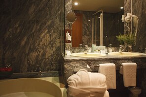 Amenidades de baño gratuitas, secadora de cabello, bidet, toallas 