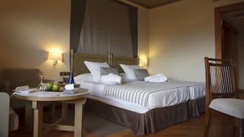 Minibar, coffres-forts dans les chambres, bureau, rideaux occultants