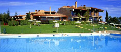 Piscine extérieure (ouverte en saison), parasols de plage