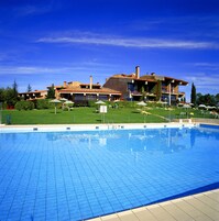 Piscina externa sazonal, funciona das 10h às 20h30, guarda-sóis