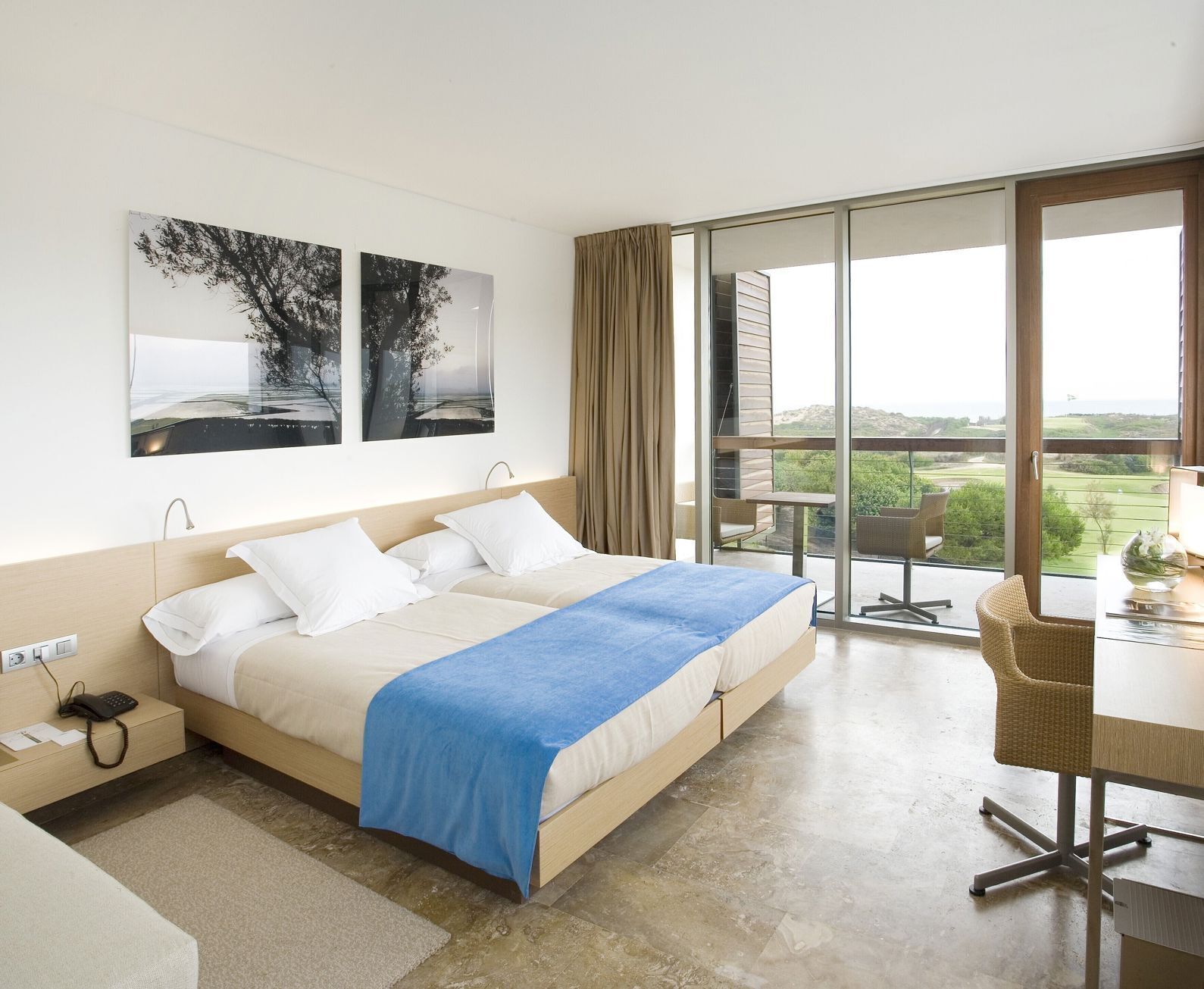 Luxe beddengoed, een minibar, een kluis op de kamer, een bureau