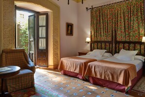 Superior Room | Minibar, in-room safe, desk, bed sheets - Parador de Úbeda (Úbeda)
