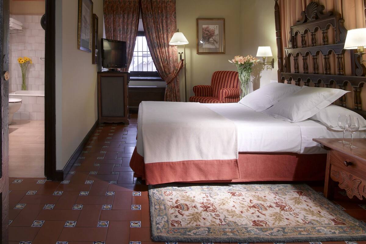 Minibar, in-room safe, desk, bed sheets