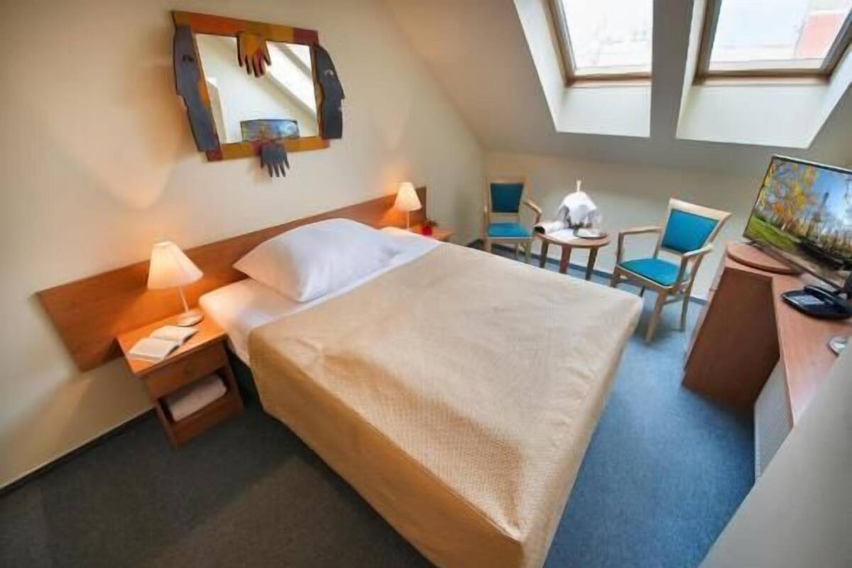 Allergikerbettwaren, Schreibtisch, Verdunkelungsvorhänge