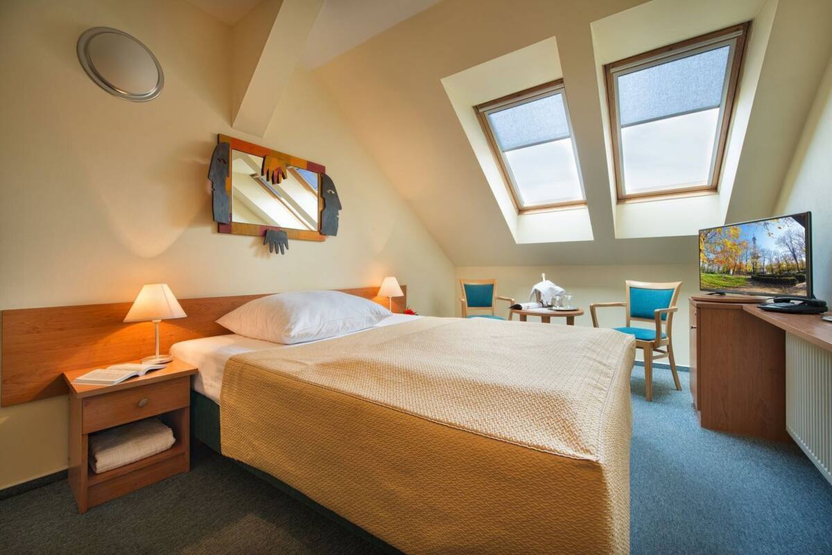 Allergikerbettwaren, Schreibtisch, Verdunkelungsvorhänge