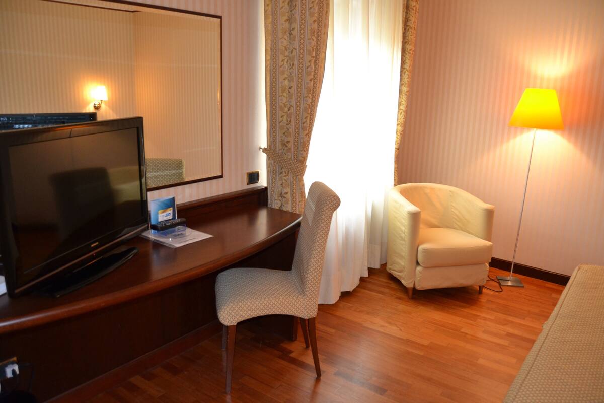 Junior Suite | Minibar, in-room safe, desk, soundproofing
