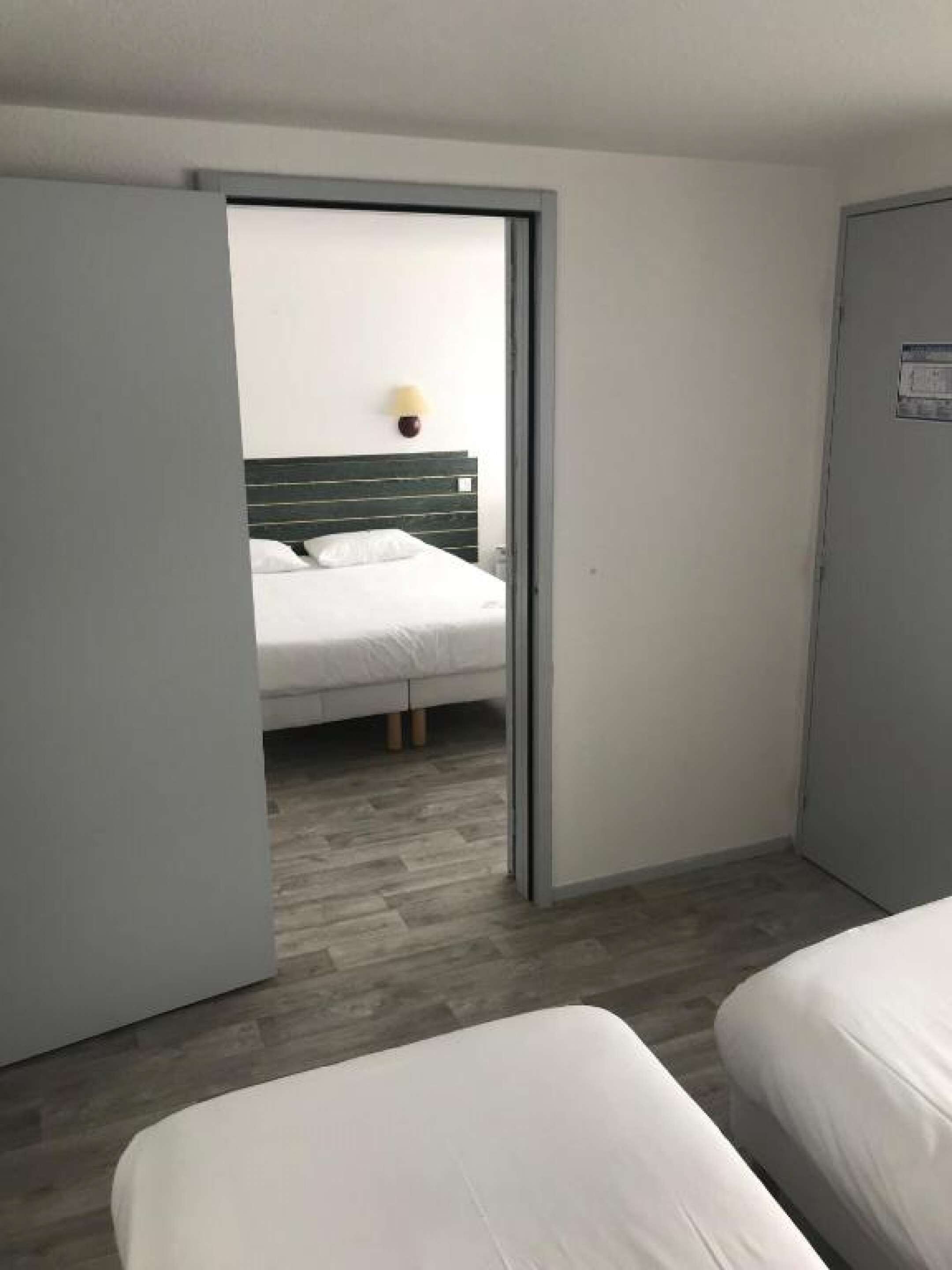 Ein Hotelzimmer mit einem Bett, einer Nachttischlampe und einem Kleiderschrank.